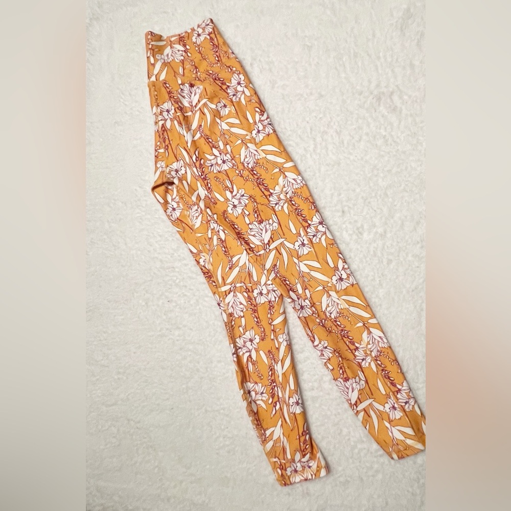 Fabletics NWT XS High-Waisted Fold Over PowerHold 7/8 Legging in Poetic Posy - Picture 3 of 7